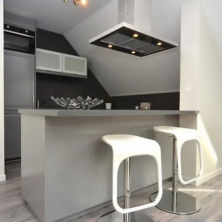 Modern 7 Min To Center